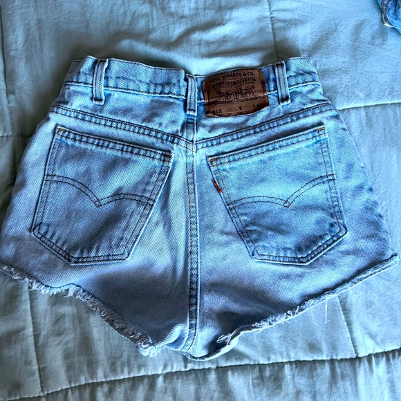 High waist Levi’s shorts! - Picture 2 of 4